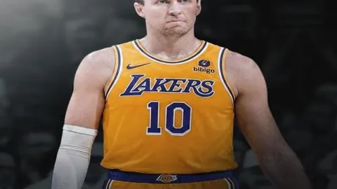 霍斯菲尔德领跑LIV赛阿德莱德站首轮，瑞德创一杆进洞神话