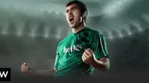 “19岁泰拳新星怒怼裁判，白近斌重拳出击导致对方紧急送往医院救治”