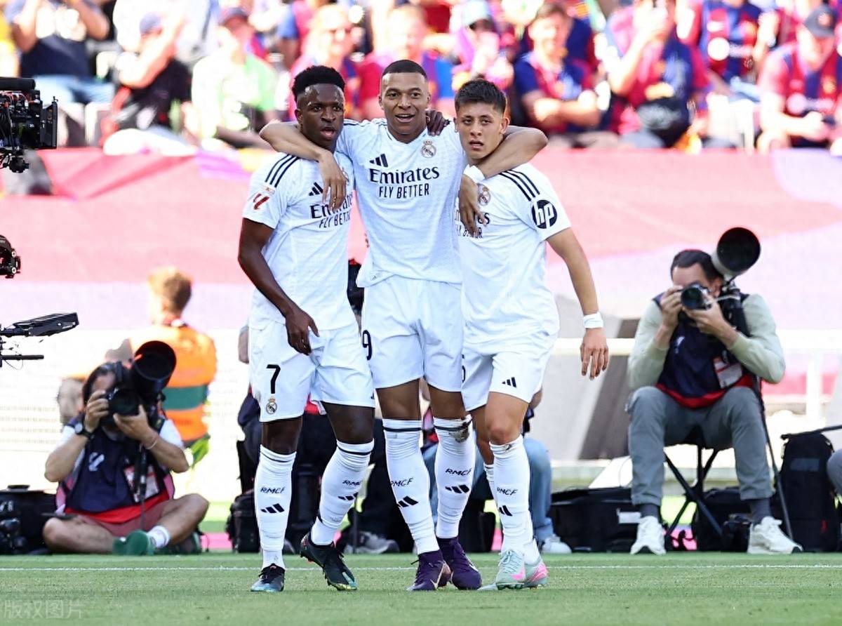 中国男篮三人组巴黎奥运资格在望 中新网报道